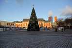 A városi karácsonyfa a negyed 11-es napfelkeltében