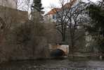 Cesky Krumlov belvárosa a Moldva (Vltava) kanyarulatában lévõ sziklára épült