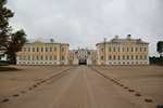 A kastélyt Kurföld ura, Ernst Johann von Biron építette 1736 és 1740 között. Vagyis ez csak az elsõ építési fázis volt, mivel 1740-ben egy rövid orosz közjáték után Szibériába számûzték. Miután 1762-ben visszatért, folytatódott a építkezés, ami 1770-ben fejezõdött be. Biron halála elõtt még 2 évig élvezhette tehát a kész palotát
