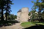 A helyi várat 1209-ben kezdték el építeni a Lív Kardtestvérek nevû keresztes társaság. Ez a vár 1577-ben semmisült meg