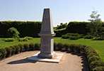 A parkban két egykor emlékmûvet is helyreállítottak. Az elsõ Napóleon katonáinak állít emléket 1812-bõl, amikor is a cári Oroszország elleni hadjáratában erre is megfordult