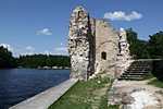 A kastély egészen 1966-ig egy dombtetõn állt, akkor azonban egy vízerõmû építése miatt egészen eddig a szintig visszaduzzasztották a Daugava folyót