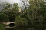 Az Aleksupile patak mgtti parkban a Szent Katalin templom tornya lthat