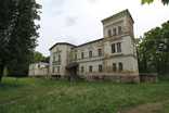 A kastélyt a Tyszkiewicz család épített a 19. század elején. Az elsõ Nagy háború után iskola lett, és rövid szünetelleé egészen 1971-ig az is maradt