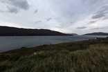 Szemben balra szintén Skye, középen a távolban Raasay szigete, jobbra pedig Scalpay. Mindkét sziget magántulajdonban van, de míg elõbbinek 161, addig utóbbinak alig 4 lakosa van
