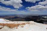 A Pikes Peak 14115 láb, azaz 4302 méter magas. Bár Coloradoban is csak a 20. legmagasabb csúcs, de könnyû elérhetõsége (a fogason kívül gyalog, sõt egy fizetõs autóúton is fel lehet ide jönni) a legnépszerûbbé teszi