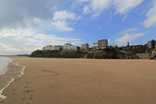 A város legkisebb strandja a Castle Beach. Apálykor 150 méter széles (dagálykor alig létezik) és 2 mérföld hosszú