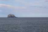 Kcsit távolabb, a nyílt tenger felé található a Bass Rock, legmagasabb pontja 107 méter, többségében szulák fészkelnek rajta. A korai középkorban szerzetesek laktak itt, majd egy kastélynak adott otthont a sziget (még a skót is király is meglátogatta 1497-ben), végül börtönként szolgált az építmény, mielõtt bezárták és a maradványain felépült a mai világítótorony 