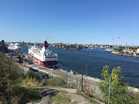 Vissza még egy kicsit Stockholmba. Nagyon kevés helyen tudnak betérni a nagy tengerjáró hajók egészen a belvárosba, itt ez is lehetséges (és egy másik kikötõ még megbújik a háttérben, a vidámpark mögött)